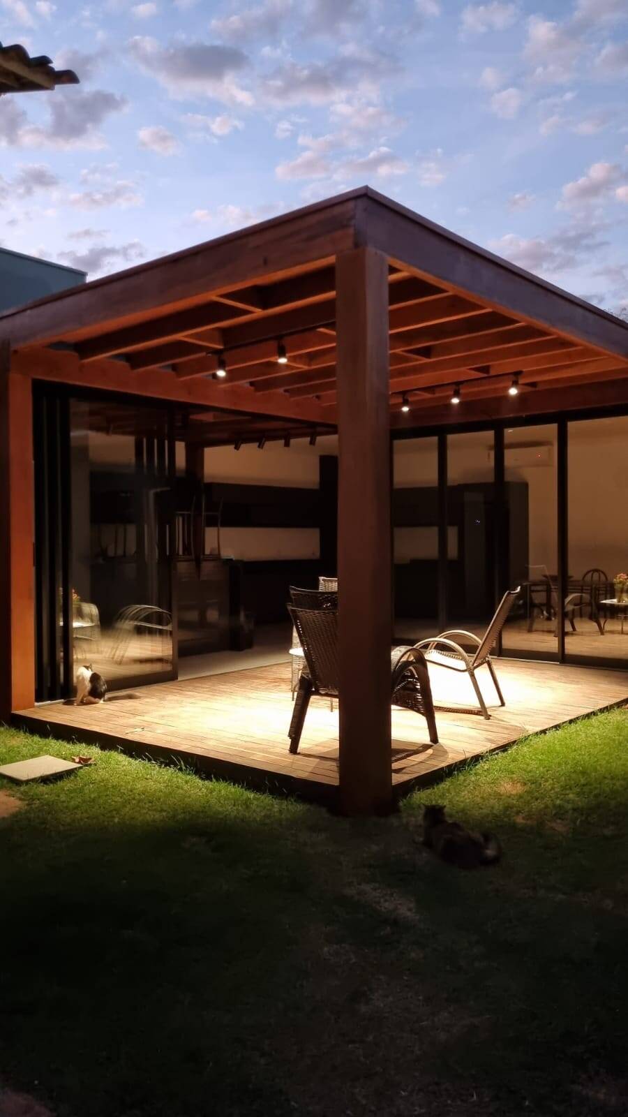 Casa à venda com 2 quartos, 250m² - Foto 1