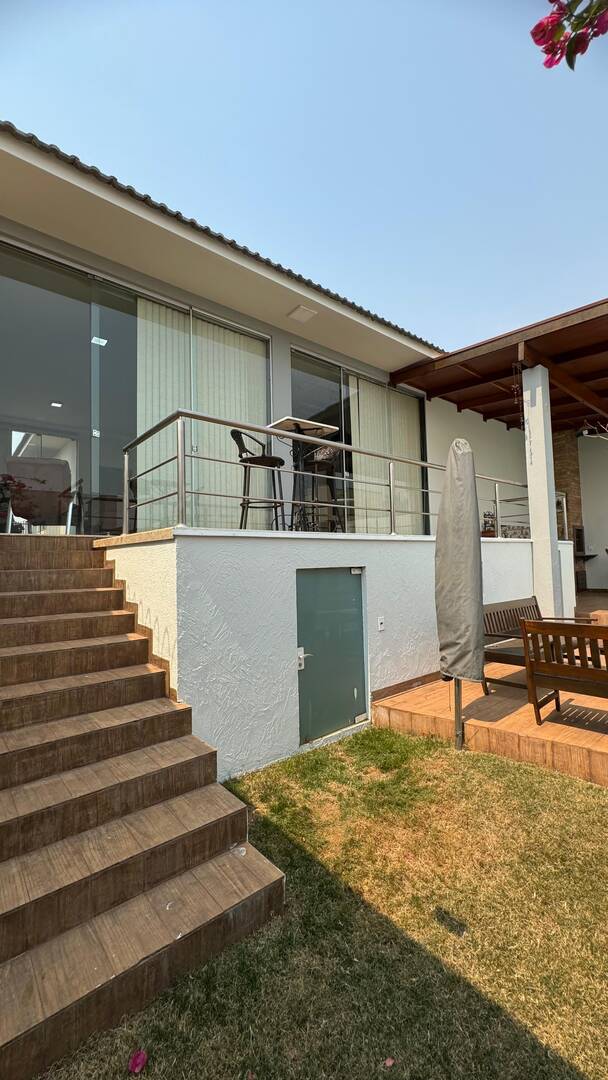 Casa à venda com 3 quartos, 239m² - Foto 1